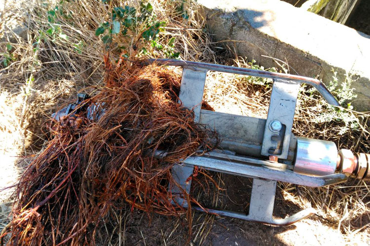 Eliminación de raices en tuberías mediante tobera especial giratoria